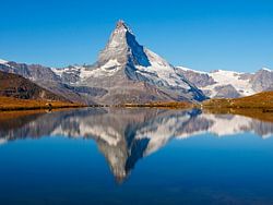 Le Cervin à Zermatt se reflète dans le lac de montagne Stellisee