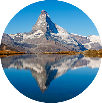 De Matterhorn bij Zermatt weerspiegeling in de Stellisee van Menno Boermans