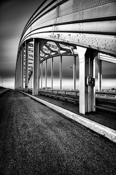 Die Vian-Bogenbrücke mit Radweg (schwarz-weiß) von John Verbruggen