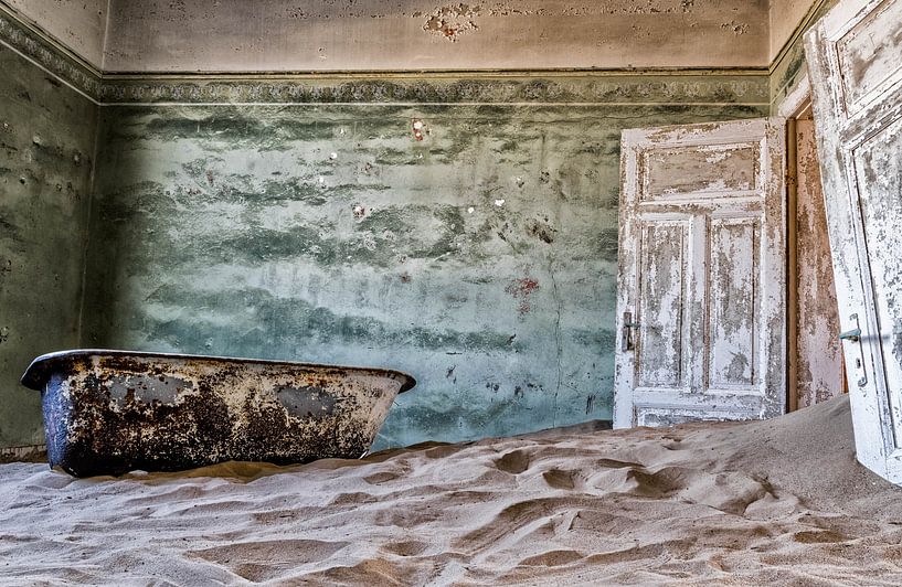 Salle de bain abandonnée avec baignoire en Namibie par Nicky Depypere