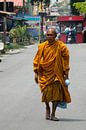 Monnik in gewaad loopt over straat in Thailand par Maurice Verschuur Aperçu