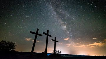 Drie kruisen onder kern van melkwegstelsel sterren bij nacht panorama van adventure-photos
