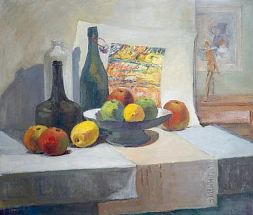 Stilleven olieverf schilderij met flessen en fruit in het atelier van de kunstenaar