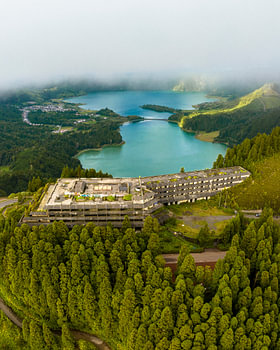 Verlaten hotel aan het kratermeer op de Azoren