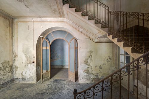 Entrée avec cage d'escalier