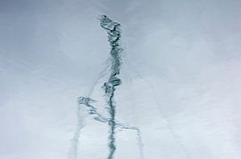 Boot Schiff Mast (Shiffsmast) Reflexion im Wasser. Maritime abstrakt. von John Quendag