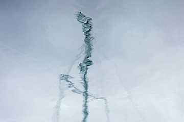 Boot of schip mast reflectie in water. Maritiem abstract. van John Quendag