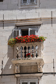 A little balcony with geraniums by Erik Buitenhuis