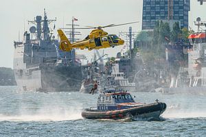 KNRM reddingsboot en SAR helikopter van de Kustwacht. van Jaap van den Berg