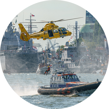 KNRM reddingsboot en SAR helikopter van de Kustwacht. van Jaap van den Berg