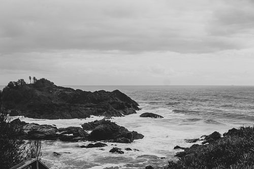 Dramatische Atmosphäre: Der australische Strand unter bewölktem Himmel – Schwarz-Weiß