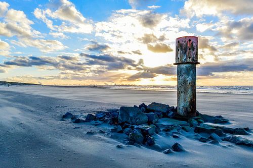 Een winterzon op het Monsterse strand in het Westland