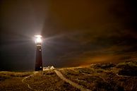Leuchtturm- und Fischerhäuschen in der Nacht in der Insel von Schiermonnikoog von Sjoerd van der Wal Miniaturansicht
