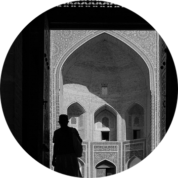 Vrouw in deuropening madrassa Bukhara van Johan Zwarthoed