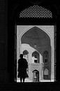 Vrouw in deuropening madrassa Bukhara van Johan Zwarthoed thumbnail