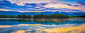 De zon verdwijnt achter de bergen, Boya Lake, Canada van Rietje Bulthuis