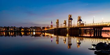 Stadsbrug over de IJssel in Kampen na zonsondergang van Sjoerd van der Wal