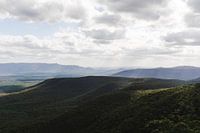 Australisch bergenlandschap met gevarieerd lichtinval