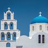 Blauwe koepelkerk in Santorini Griekenland van Edwin Mooijaart