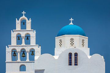 Blauwe koepelkerk in Santorini Griekenland van Edwin Mooijaart