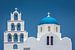 Blauwe koepelkerk in Santorini Griekenland von Edwin Mooijaart