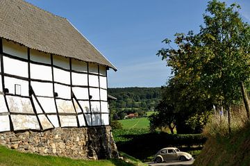 Dorpshof in Epen met VW kever. van Leo Langen