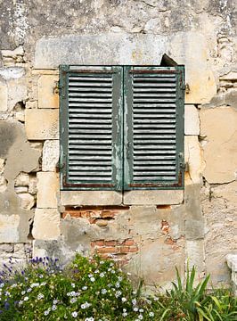 Fenster in Frankreich mit geschlossenen Fensterläden