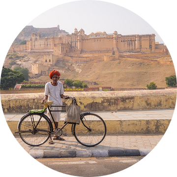 Indiase man met zijn fiets voor Amber Fort van Teun Janssen