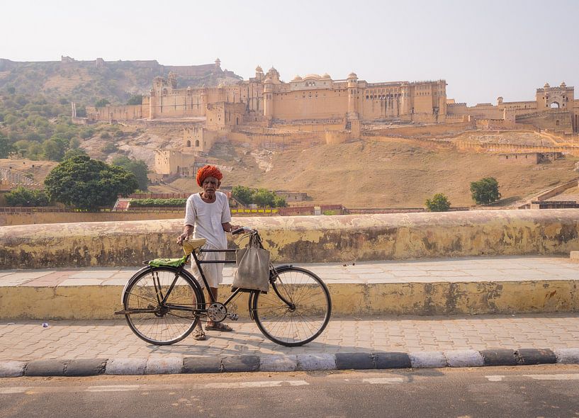Indischer Mann mit seinem Fahrrad vor dem Amber Fort von Teun Janssen