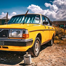 Gelber Volvo in der tropischen Sonne – George Town, Penang von Bas Potman