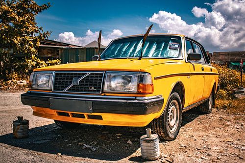 Volvo jaune sous le soleil tropical – George Town, Penang