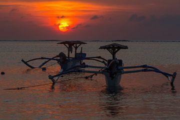 Traditionele Balinese boten (Jukung) bij zonsondergang op Bali Indonesië van Willem Vernes
