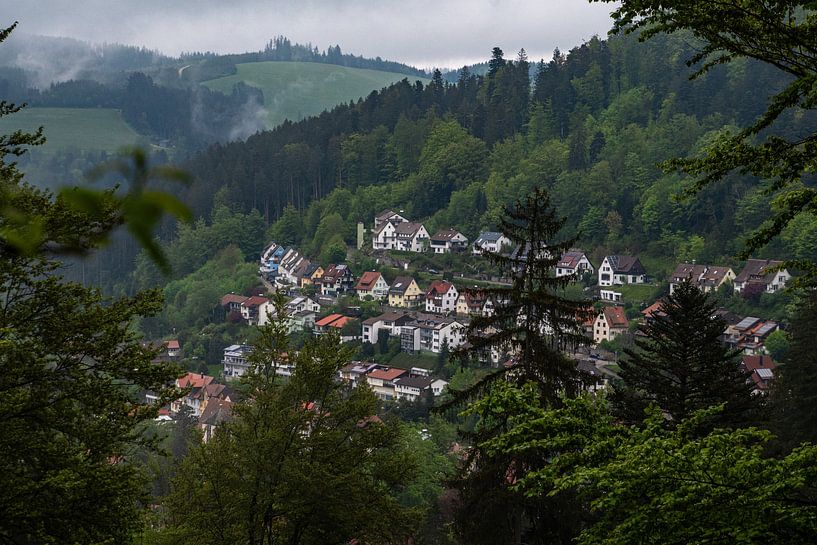 Uitzicht over Triberg im Schwarzwald van Ingrid Aanen