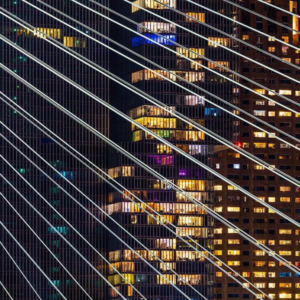 Een nachtelijke blik op de skyline van Rotterdam via de Erasmusbrug van Jeroen Kleiberg