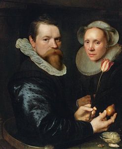 Portret van een man en een vrouw, hij met een tulp en een bol, Michiel Jansz. Van Mierevelt