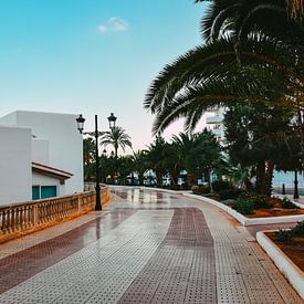 De boulevard in Santa-Eulalia | Ibiza van Lisanne Koopmans