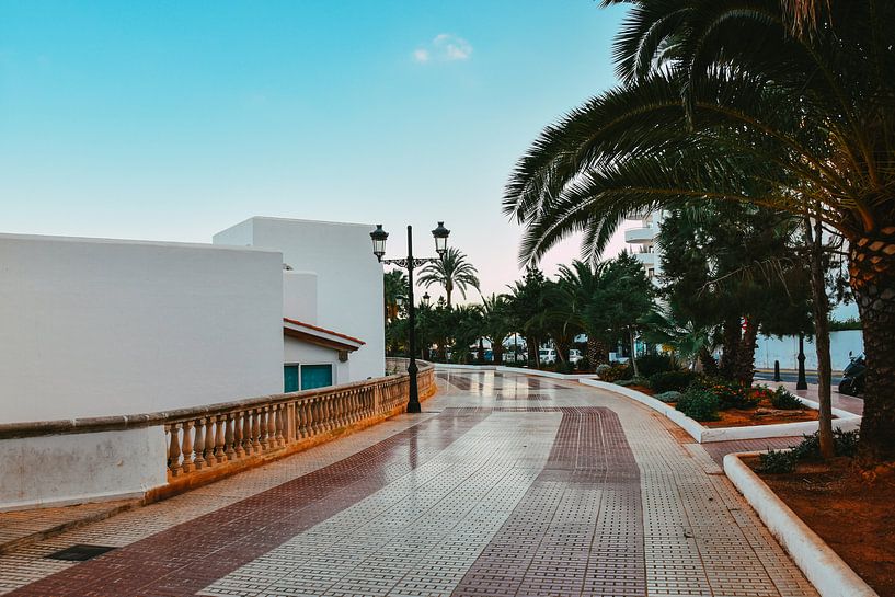Der Boulevard in Santa-Eulalia | Ibiza von Lisanne Koopmans