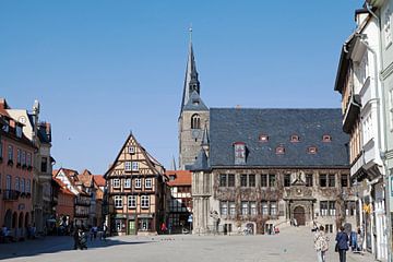 Duitsland: Werelderfgoedstad Quedlinburg - Marktplein met stadhuis en marktkerk St. Benedikti van t.ART