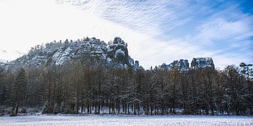 Schneebedeckte Felslandschaft von Holger Spieker