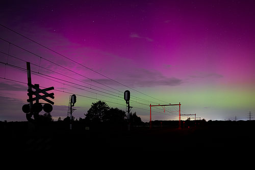 Noorderlicht boven het spoor bij Hoogeveen