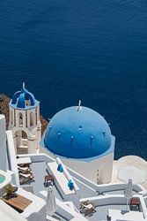 Kerk met Blauwe koepel aan de kust van Santorini