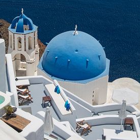 Kirche mit blauer Kuppel an der Küste von Santorin von Xulé Bogers