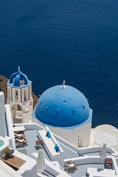 Kirche mit blauer Kuppel an der Küste von Santorin