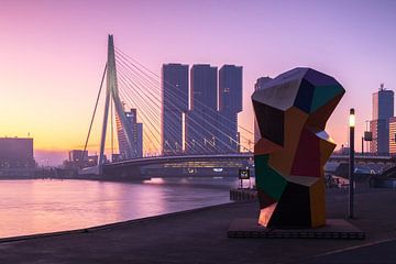 Lever de soleil rose à Rotterdam sur Ilya Korzelius