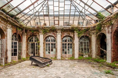 in verlassenes Klavier liegt still im Inneren eines verfallenen Palastes von Gentleman of Decay