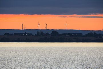 Des éoliennes sur une île au coucher du soleil sur Martin Köbsch