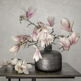 Stilleven met bloemen. Magnolia. Lente. van Alie Ekkelenkamp