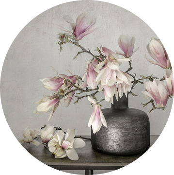 Stilleven met bloemen. Magnolia. Lente. van Alie Ekkelenkamp