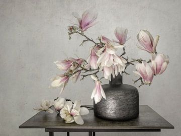 Stilleven met bloemen. Magnolia. Lente. van Alie Ekkelenkamp