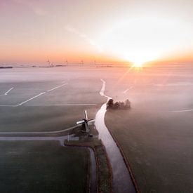 Hollandse molen in de mist! van Ewold Kooistra